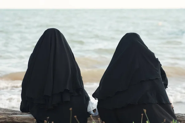 Портрет Молодых Мусульманских Женщин Хиджабом Сидящих Пляже Счастлива Спокойна Море — стоковое фото