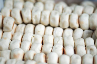 Bakpia, Bakpia Pathok, yeşil fasulye, peynir ve şeker karışımından yapılan tipik bir Yogjakarta yiyeceğidir. Seçici odak resmi.