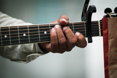Gitar çalmak adam kontrolden yakın çekim.
