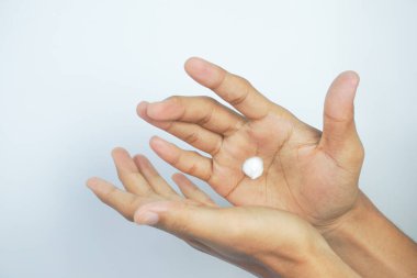 Soğuk mevsim cilt koruması sağlar. Yakın plan kadın ellerine koruyucu krem sürüyor..