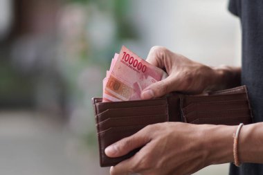 Tasarruf, maaş, ödeme ve para kavramı cüzdanından para yaptırmayı eller