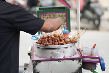 Endonezya 'dan gelen sokak yemeklerine baharatlı soslu ızgara pentol tofu denir. Güzel ve lezzetli bir tadı var.