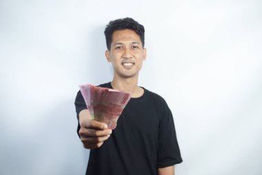 Şok olmuş ve yakışıklı Asyalı bir adamın beyaz duvar arkasında izole edilmiş bir şekilde poz verişi.