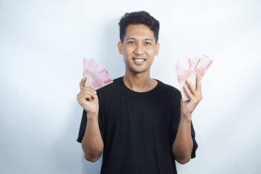 Şok olmuş ve yakışıklı Asyalı bir adamın beyaz duvar arkasında izole edilmiş bir şekilde poz verişi.