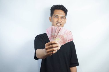 Şok olmuş ve yakışıklı Asyalı bir adamın beyaz duvar arkasında izole edilmiş bir şekilde poz verişi.