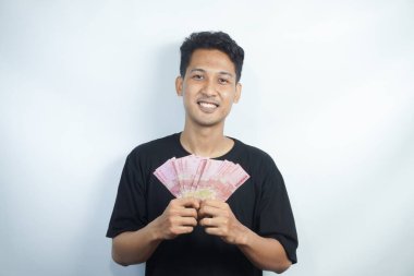 Şok olmuş ve yakışıklı Asyalı bir adamın beyaz duvar arkasında izole edilmiş bir şekilde poz verişi.