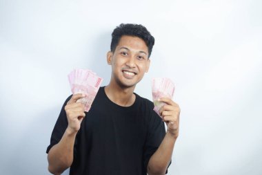 Şok olmuş ve yakışıklı Asyalı bir adamın beyaz duvar arkasında izole edilmiş bir şekilde poz verişi.