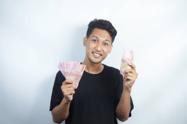 Şok olmuş ve yakışıklı Asyalı bir adamın beyaz duvar arkasında izole edilmiş bir şekilde poz verişi.