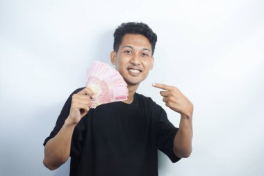 Şok olmuş ve yakışıklı Asyalı bir adamın beyaz duvar arkasında izole edilmiş bir şekilde poz verişi.