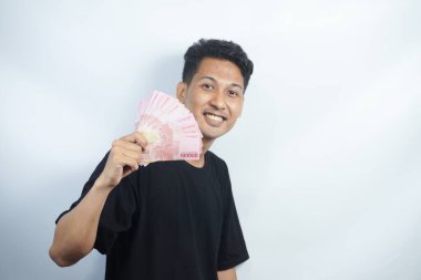 Şok olmuş ve yakışıklı Asyalı bir adamın beyaz duvar arkasında izole edilmiş bir şekilde poz verişi.