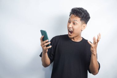 Zeki, genç Asyalı bir adamın stüdyo arka planında akıllı telefon görünce kafası karışıyor, kızıyor ve strese giriyor..