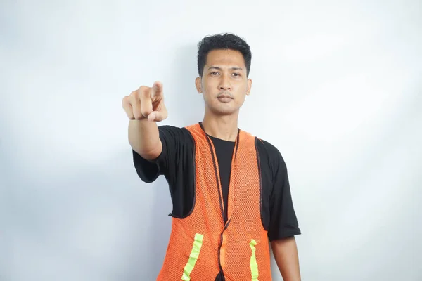 Asiático Hombre Usando Trabajo Chaleco Señalando Aislado Blanco Fondo — Foto de Stock