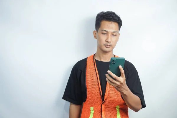 Asiatico Costruzione Lavoratore Uomo Indossare Arancione Gilet Holding Cellulare — Foto Stock