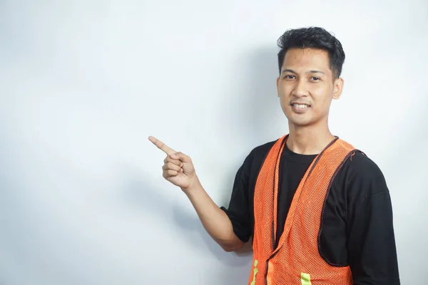 Asijský Muž Nosí Pracovní Vestu Ukazuje Izolované Bílém Pozadí — Stock fotografie