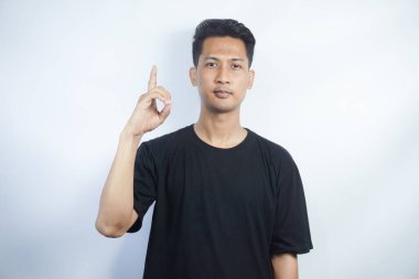 C harfini gösteren adam beyaz arka planda izole edilmiş, yakın plan. Amerikan İşaret Diliyle Parmak Heceleme Alfabesi. ASL kavramı