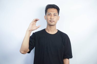 C harfini gösteren adam beyaz arka planda izole edilmiş, yakın plan. Amerikan İşaret Diliyle Parmak Heceleme Alfabesi. ASL kavramı