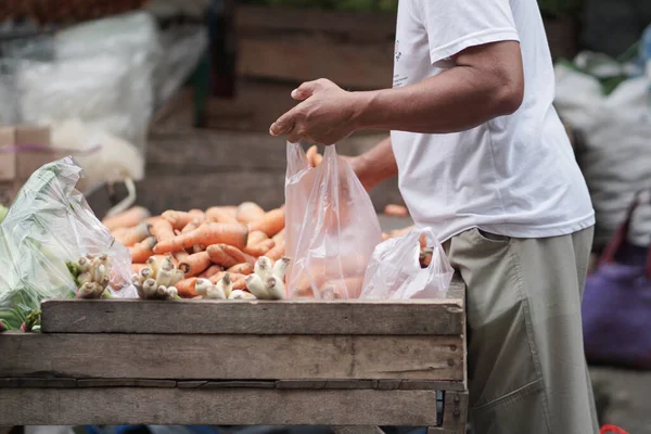 Homem Mercado Tradicional Compra Cenouras Para Preparar Delicioso Jantar Para — Fotografia de Stock