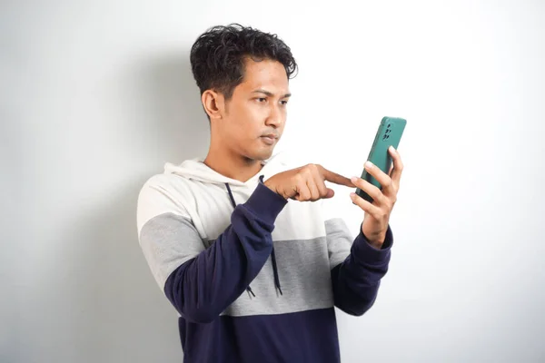 穿着休闲装 对如何使用手机感到困惑的年轻英俊的亚洲男子 — 图库照片