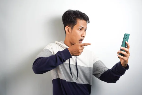 Bild Von Wütend Gutaussehend Asiatisch Mann Making Video Anruf Auf — Stockfoto