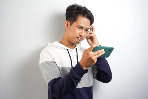 Intelligens Fiatal Ázsiai Férfi Zavaros Hangsúlyozza Amikor Nézd Okostelefon Stúdió — Stock Fotó