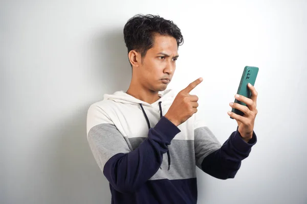Изображение Разъяренного Симпатичного Азиатского Мужчины Делающего Видеозвонок Мобильному Телефону — стоковое фото