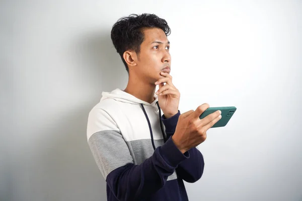 Smart Ung Asiatisk Man Förvirrad Och Stressar När Titta Smartphone — Stockfoto