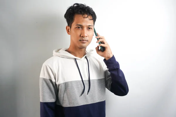 Asiático Serio Con Sudadera Con Capucha Teléfono Joven Hombre Guapo — Foto de Stock