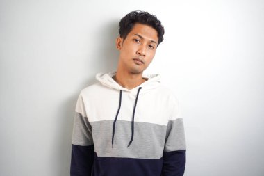 Kapüşonlu ceket giyen şık bir gencin portresi.