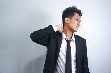 Boyun ağrısı çeken genç bir adam. Baş ağrısı. Stresli, mutsuz, boynu ağrıyan yakışıklı bir adam.