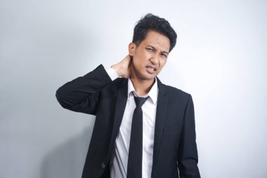 Boyun ağrısı çeken genç bir adam. Baş ağrısı. Stresli, mutsuz, boynu ağrıyan yakışıklı bir adam.