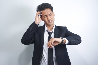 Genç Asyalı iş adamı. Acil ve son teslim tarihi konsepti olan yakışıklı bir çalışan.