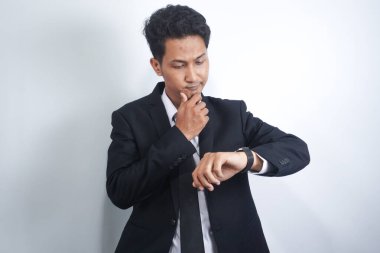 Genç Asyalı iş adamı. Acil ve son teslim tarihi konsepti olan yakışıklı bir çalışan.