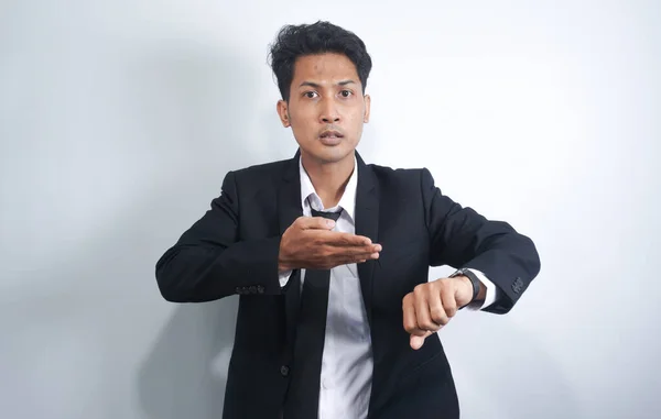 Snygg Asiatisk Ung Man Bär Kostym Stående Isolerad Vit Bakgrund — Stockfoto