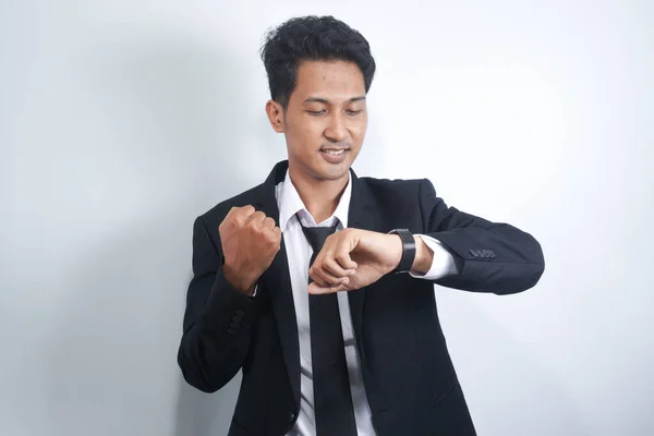 Przystojny Azji Mężczyzna Garnitur Szczęśliwy Zaskoczony Patrząc Jego Zegarek — Zdjęcie stockowe