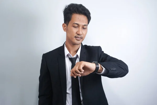 Snygg Asiatisk Ung Man Kostym Kollar Tiden — Stockfoto