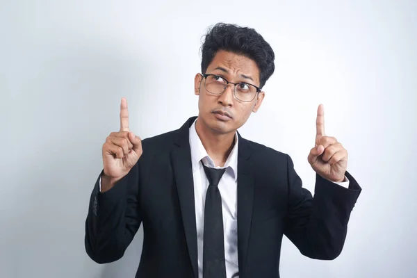 Attractive Young Asian Man Suit Pointing His Finger Isolated Gray — ストック写真