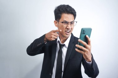 Öfkeli cep telefonu çılgın duygu internetteki insan ilişkileri kavramını ifade ediyor. Hayal kırıklığı portresi açık ağızlı finansörle kafası karışmış ve telefonu beyaza sarılmış.