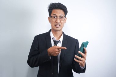 Öfkeli cep telefonu çılgın duygu internetteki insan ilişkileri kavramını ifade ediyor. Hayal kırıklığı portresi açık ağızlı finansörle kafası karışmış ve telefonu beyaza sarılmış.