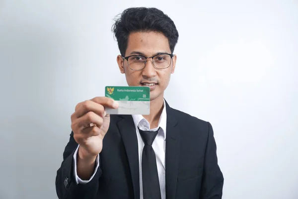 Man Kostym Innehar Hälsosam Indonesien Card Sjukförsäkringskort Från Regeringen Indonesien — Stockfoto