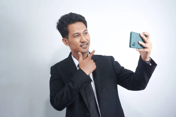 Bild Glad Ung Asiatisk Man Bär Kostym Och Poserar Isolerad — Stockfoto