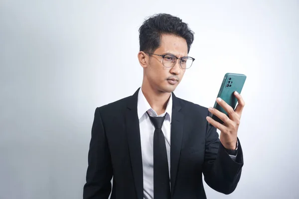 Porträtt Ung Glad Glad Asiatisk Man Bär Kostym Stående Isolerad — Stockfoto