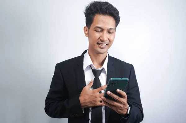 Porträtt Ung Glad Glad Asiatisk Man Bär Kostym Stående Isolerad — Stockfoto