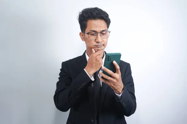 Yakışıklı Genç Yetişkin Portresi Rüya Gibi Bakışlı Akıllı Telefonu Tutarken — Stok fotoğraf