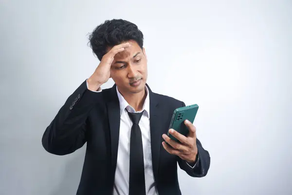 年轻人对智能手机上的负面信息感到沮丧 对股票价格下跌和其他办公室问题感到沮丧 — 图库照片