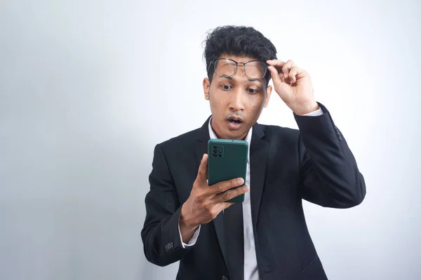 Fantastisk Chockad Asiatisk Kille Som Håller Smartphone Handen Tittar Telefonen — Stockfoto