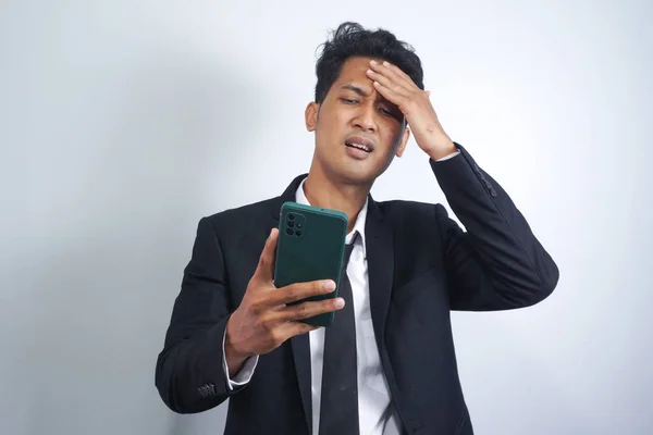 Upprörd Ung Man Frustrerad Med Negativa Budskap Smartphone Gadget Olycklig — Stockfoto