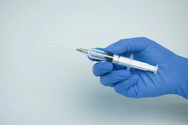 Férfi Kéz Kék Kesztyűben Fehér Alapon Izolált Injekcióhoz Való Folyadékkal — Stock Fotó