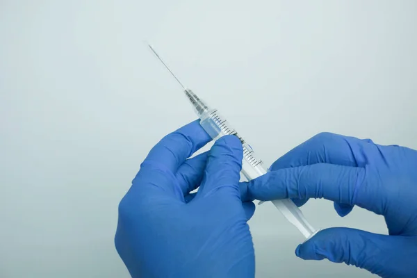 Mužská Ruka Modrých Rukavicích Plastovým Syringem Tekutinou Injekci Izolovanou Bílém — Stock fotografie