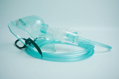 Nebulizör maskesi beyaz arkaplanda izole edilmiş. Nebulizör maskesi sıvı ilacı buhara dönüştürmek için kullanılan bir maskedir. Böylece hastanın soluması kolaylaşır.