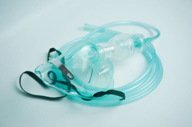 Nebulizör maskesi beyaz arkaplanda izole edilmiş. Nebulizör maskesi sıvı ilacı buhara dönüştürmek için kullanılan bir maskedir. Böylece hastanın soluması kolaylaşır.